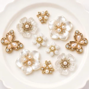 Set Charm Hoa Trắng Bướm Ngọc Trai Đính Đá Luxury Cao Cấp Hoa Trong Suốt Trang Trí Dép Thanh Lịch Tiểu Thư