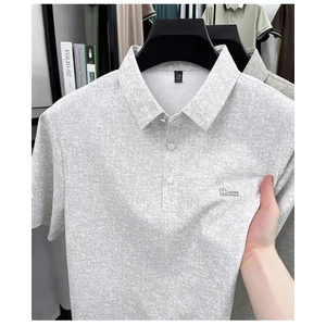 Áo sơ mi Polo nam mùa hè VN thoáng khí, sử dụng chất liệu lụa băng, thiết kế ngắn tay, thích hợp để mặc thường ngày và công sở.