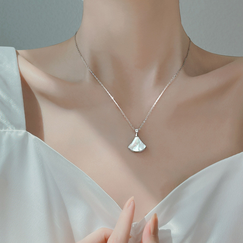 Vòng cổ hình quạt đơn giản và đa năng cho váy