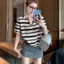 Áo thun ngắn tay dệt kim sọc đen dành cho nữ 2026 Phong cách mới Thiết kế mùa hè Niche Loose Casual cổ chữ v Top Hợp thời trang
