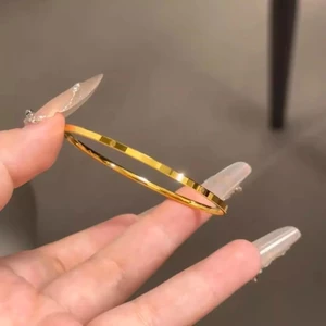 Vòng đeo tay bề mặt bóng bằng thép titan mạ vàng 18K đơn giản Vòng trơn nữ không phai màu
