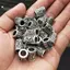 KUZHEN 24 Chiếc Viking Runes Bộ Rời Hạt Miếng Đệm Hạt Cho Tóc Bện Dreadlo Hạt DIY Trang Sức Làm Nóng