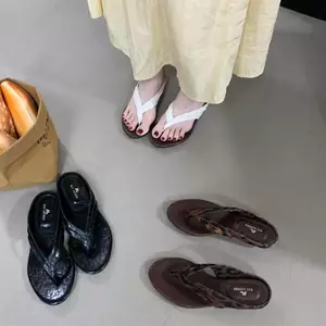 TT Giữa Thấp Gót Chân Flip-Flops Nữ Mùa Hè 2026 Phong Cách Mới Dày Gót Chống Trơn Trượt Đi Biển Flip-
