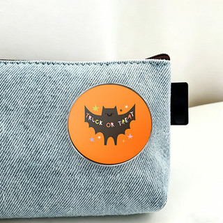 Quà Tặng Halloween Hoạt Hình Dễ Thương Dơi Bí Ngô Thiết Kế Huy Hiệu Kim Loại Vui Nhộn ‘ Trick or Treat ’ Màu Cam UV Trâm Phụ Kiện Ba Lô Theo Chủ Đề Halloween