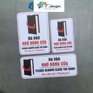 "Cảnh báo: Đóng cửa khi ra vào, bảng nhắc nhở tận dụng hiệu quả quy trình ra vào."