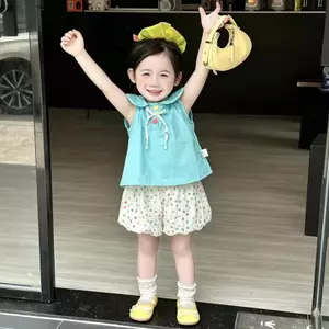 Bộ hai mảnh cổ búp bê màu xanh tươi mùa hè cho bé gái Bộ quần short hoa chấm bi đầy màu sắc