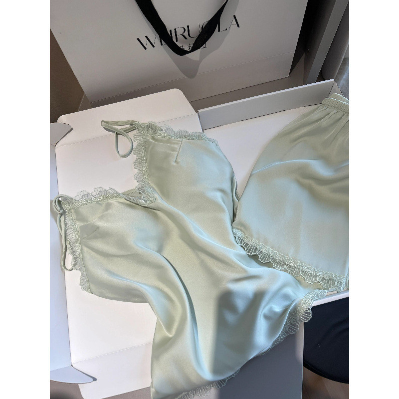 Đi kèm với Ngực Pad Bộ Đồ Ngủ Nữ Thoáng Mát Bên Trong Ice Silk Loungewear Set Sling Quần Short Pure Desire Style Có Thể Mặc Bên Ngoài Cô Gái Ngọt Ngào Cổ Chữ V Nữ Tính Mùa Hè Thoải Mái Thoáng Khí Hẹn Hò Tại Nhà Lười Kích Thước Lớn