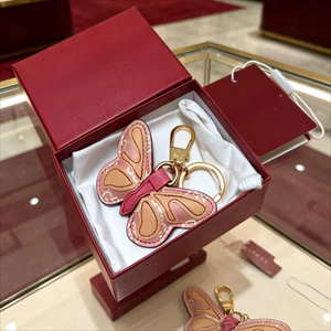 Mặt dây chuyền bướm da màu hồng cổ điển Ánh sáng thời trang Móc khóa độc đáo sang trọng