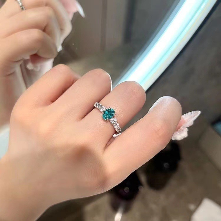 Nhẫn kim cương xanh sang trọng và tinh tế dành cho nữ
