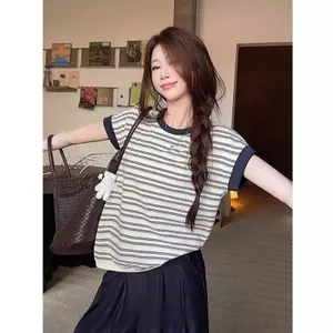 Áo thun ngắn tay màu tương phản sọc mùa hè 2026 Phong cách mới Retro phong cách lười biếng cổ tròn phù hợp cho mọi trận đấu