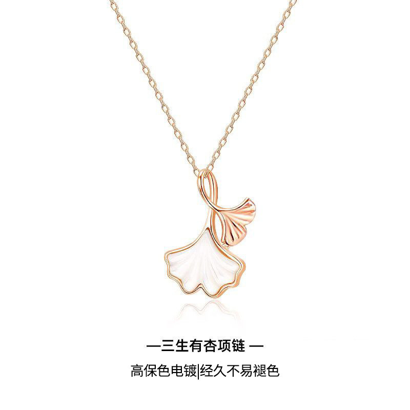 Vòng cổ lá bạch quả làm quà tặng cho người bạn thân nhất của bé gái