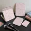 Gương gấp makeup nền kẻ ô hồng nơ toàn bộ phong cách nữ tính hot trend hiện nay
