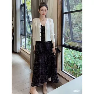 Đầm đeo chấm bi đen mùa hè dành cho nữ Hàng hóa Châu Âu Bánh xù Váy dài kỳ nghỉ dáng ôm hơn