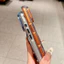 Ốp lưng này có khung kim loại và cửa sổ lớn cho iPhone 17 Pro Max, mặt sau mờ, nút kim loại miễn phí và tương thích với điện thoại iPhone 16 / 15 / 14 / 13. Nó cũng trong