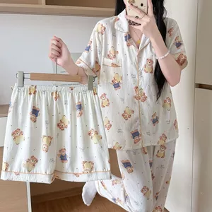 Bộ đồ ngủ ba món bán chạy tại Đông Nam Á: áo ngắn tay, quần đùi và quần dài;; bộ đồ mặc nhà cổ bẻ cho nữ