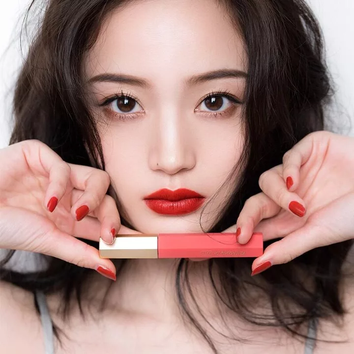 son bóng son bóng lì lâu trôi Zhiyouquan Kem Nhung Môi Men Môi Bùn Mờ Môi Làm Trắng Da Niche Thương Hiệu Nữ Son Bóng Chống Dính Cốc Phong Cách Học Sinh