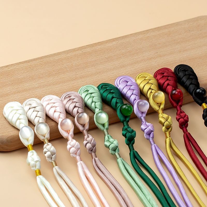 Sườn xám phong cách Trung Quốc với tấm nút đính hạt ngọc pipa và phụ kiện trang trí handmade