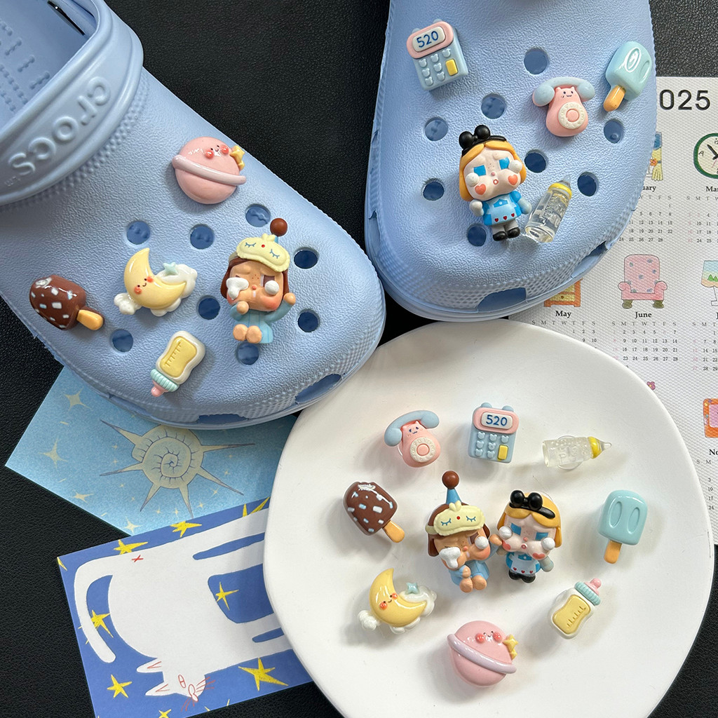 POP MART Phụ Kiện Khóa Giày/Khóa Lỗ Có Thể Tháo Rời, Họa Tiết Hoa Dễ Thương, Phù Hợp Cho Crocs Cao Cấp, Màu Xanh, Bộ Đồ Ngủ Alice