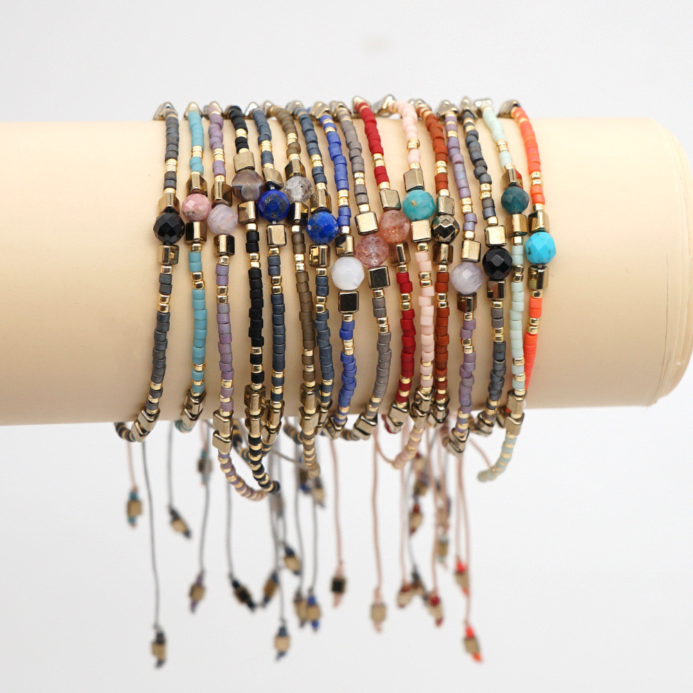 Vòng tay handmade phong cách boho với đá bán quý, phù hợp làm quà tặng