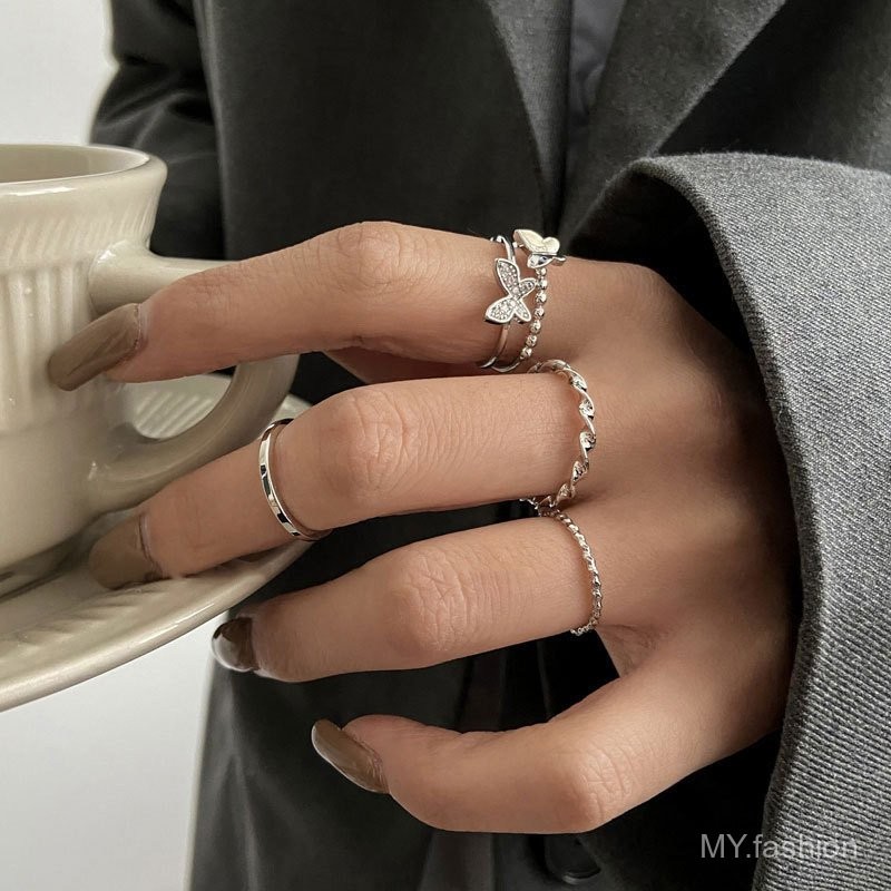 Bộ bốn mảnh hình con bướm xoắn, nhẫn nữ nhẹ sang trọng với thiết kế tinh tế và thời trang