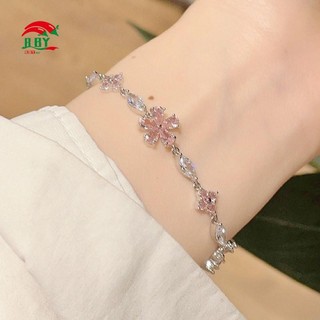 Vòng tay hình ngôi sao hoa anh đào zircon màu hồng, phù hợp cho nữ với vẻ đẹp sang trọng và cao cấp.