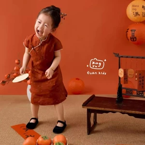 Cô Gái Đỏ Khóa Sườn Xám Chụp Ảnh Quần Áo Mỏng Phong Cách Nghệ Thuật Mới Phong Cách Trung Hoa Cô Gái Nhỏ Cổ Phong Cách Cộng Hòa Đầm