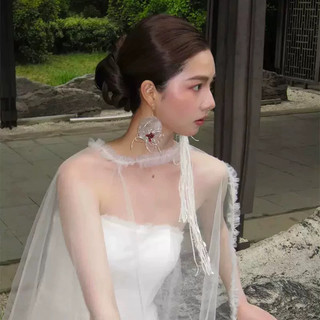 Bộ bông tai cô dâu cao cấp với thiết kế bất đối xứng và tua rua dài, kèm hộp đựng màu trắng