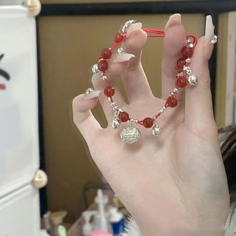 Vòng tay dệt hình đám mây có chuông màu đỏ, phù hợp với năm hoàng đạo, mang lại may mắn
