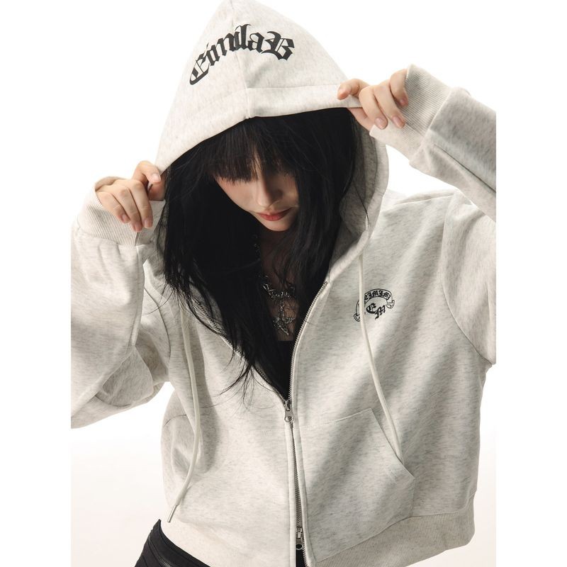 Áo hoodie unisex với thiết kế độc đáo và quần Jeans thời trang