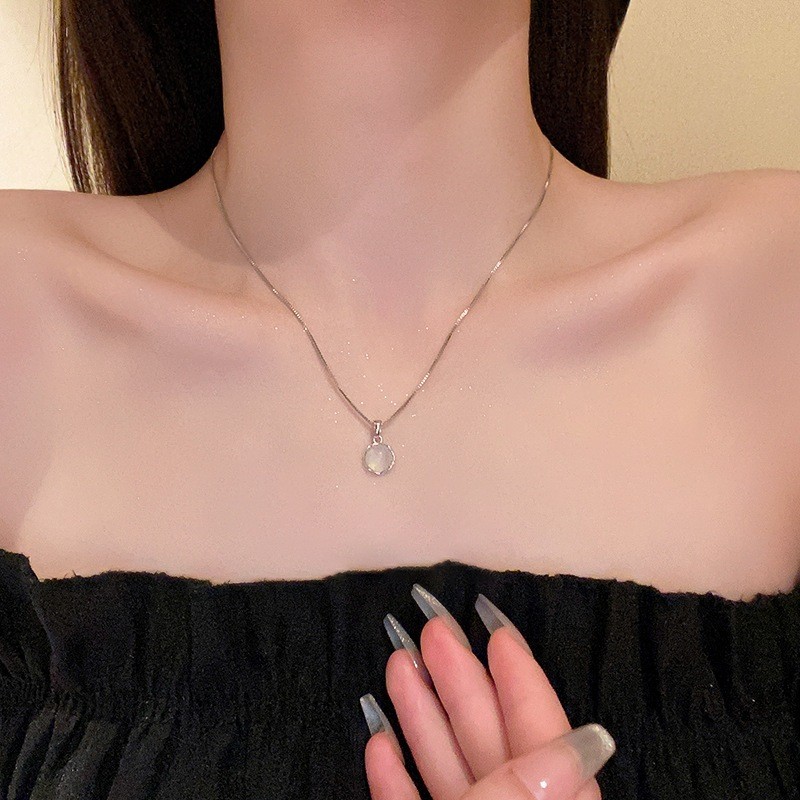 Vòng cổ mặt dây chuyền tròn nhựa tinh tế, phù hợp xu hướng thời trang nữ cá tính