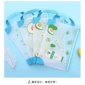 Túi đựng tài liệu và đồ dùng cá nhân họa tiết quả bơ, khóa kéo tiện lợi.