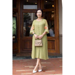 M COLLECTION | Váy Đầm Suông Nữ Trung Niên Tặng Mẹ Tơ 2 Lớp Xẻ Tà Cài Nút Bọc Tay Lỡ Thêu Hoa D12779 — ảnh 2