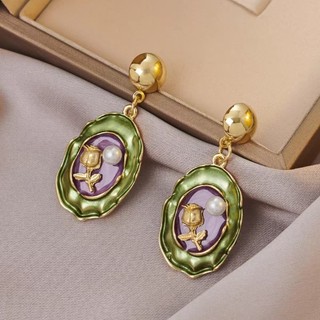 Bông tai phong cách cổ điển retro Pháp với tranh sơn dầu và ngọc trai baroque, tạo nên vẻ sang trọng.