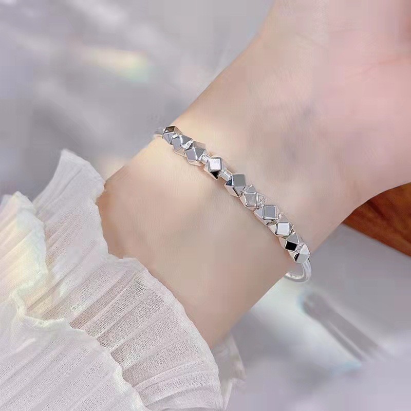 Vòng tay bạc tinh tế và sang trọng dành cho nữ
