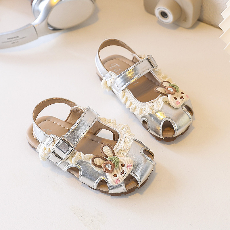 Giày sandal bảo ngón bé gái hình thỏ viền ren, khóa kim loại hai màu trắng bạc đế mềm êm chân