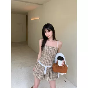 Phiên bản Hàn Quốc Phong cách kẻ sọc Màu sắc tương phản Sling Tube Top + Quần short hoa Bud Phù hợp với nữ Xuân Hè Mặc Bao Da Thịt Ôm Hơn Nhìn