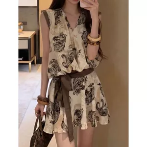 026 Mùa Hè Phong Cách Mới Nẹp Eo Ôm Hơn Nhìn Retro In Rend-Up Váy Ngắn Cao Cấp 2 Tính Khí Phong Cách Kỳ Nghỉ Trượt Tuyết Ngắn