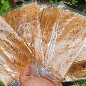 1 xâu 10 bịch bánh tráng dẻo cuốn hành phi.