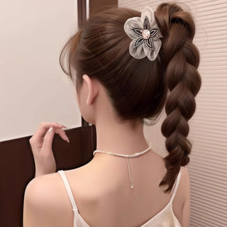 Phụ kiện tóc thanh lịch với kẹp hoa kim cương giả sang trọng