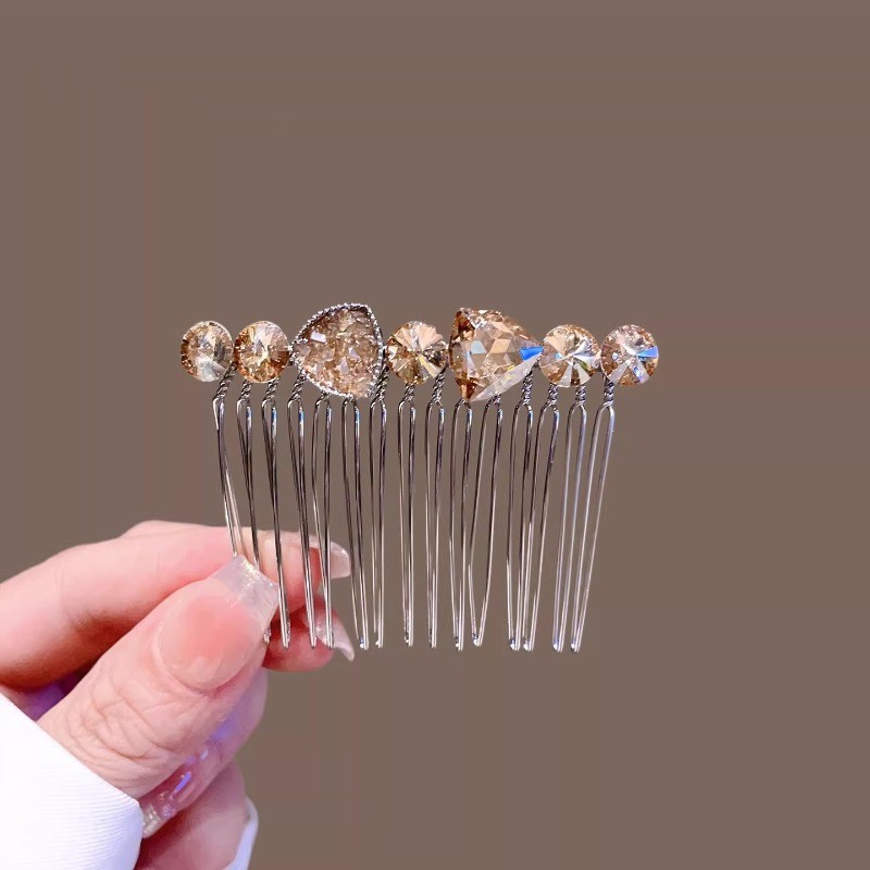 Kẹp tóc pha lê tinh tế, phù hợp tạo kiểu tóc hiện đại