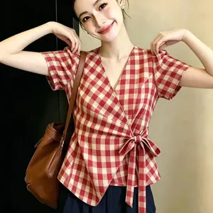 Áo sơ mi ngắn tay kẻ sọc đỏ cổ điển quấn mùa hè có lối đi hẹp Niche Thiết kế bong bóng có dây buộc không đều hàng đầu