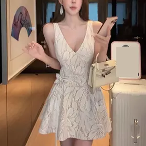 Váy không tay cổ chữ V mùa hè Phong cách mới nhẹ nhàng Tính khí sang trọng có chiều rộng hẹp