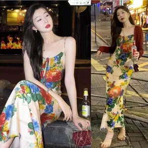 Bộ váy hoa cổ điển dành cho nữ: Áo len Cardigan ngắn màu đỏ và váy yếm