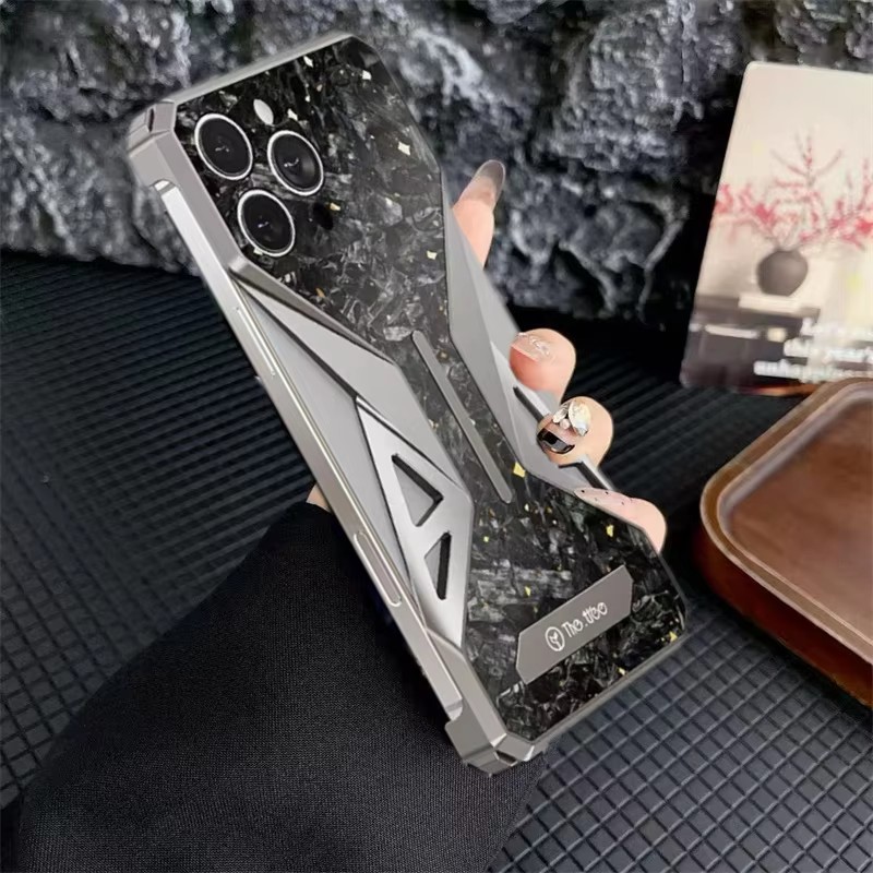 2025New Hợp Kim Nhôm Sang Trọng Satin Sợi Carbon Ốp Lưng Điện Thoại iPhone 16 Pro Max 16promax Rỗng Bảo Vệ Ống Kính Vỏ Điện Thoại