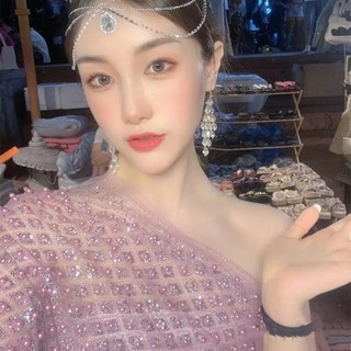Khăn choàng nữ sang trọng với kim sa lấp lánh và đính hạt, phù hợp cho lễ hội và thời trang đường phố