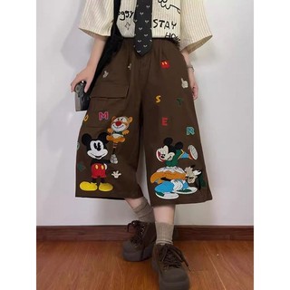 Quần short denim dáng thẳng rộng với họa tiết thêu Mickey