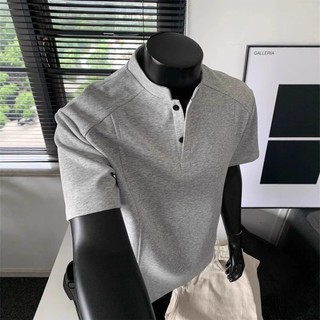 Áo thun nam cổ áo Henley phong cách Nhật Bản, ngắn tay, chắc chắn và tinh tế.