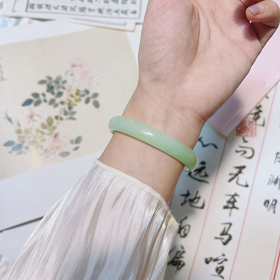 Vòng tay đá mắt mèo cô gái trẻ