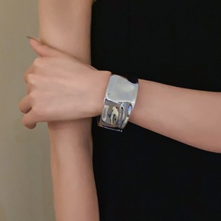 Bán buôn vòng tay mở kim loại xếp ly không đều, dây đeo cổ tay phong cách cao cấp sang trọng nhẹ nhàng Châu Âu và Mỹ, phụ kiện đa năng thích hợp và cá nhân hóa