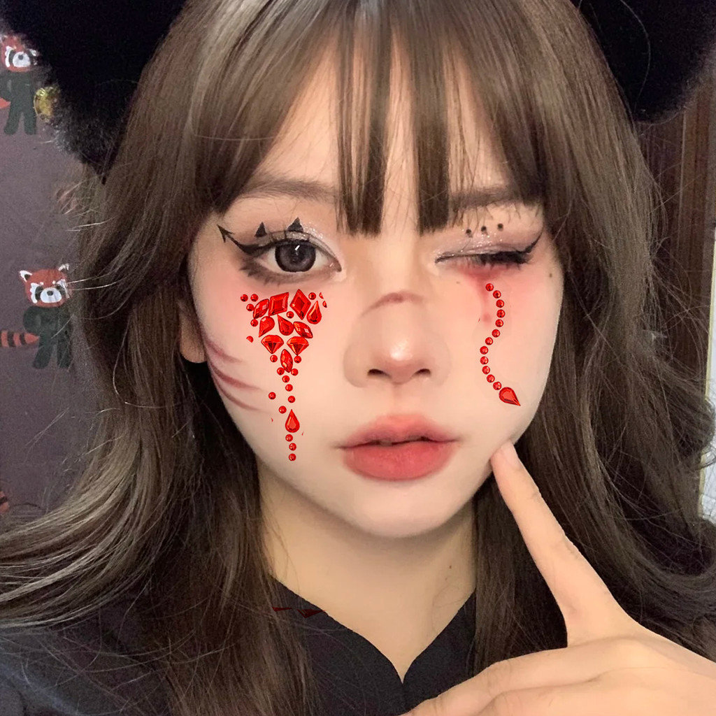 Nhãn mặt kim cương Halloween với thiết kế dơi Gothic và vết thương máu, màu đen và đỏ, phù hợp cho trang phục party và cosplay